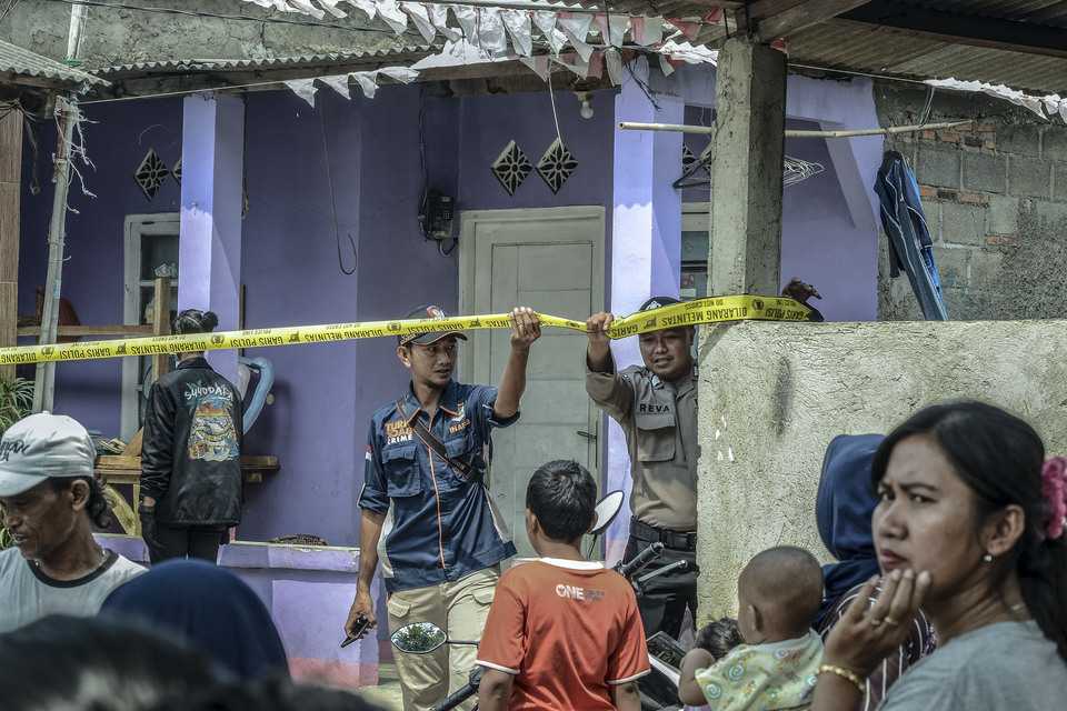 File photo: Counter-terrorism squad Detachment 88 searches a home in the West Java town of Bekasi. (Antara photo)