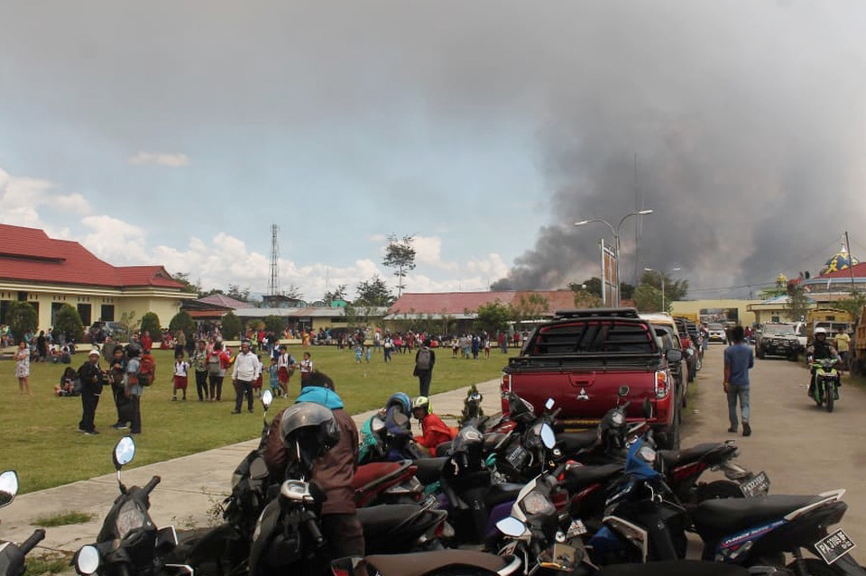 Residents take shelter at the Jayawijaya Police headquarters in Wamena, Papua, after riots broke out in the city on Monday. (Antara Photo/Marius Wonyewun)
