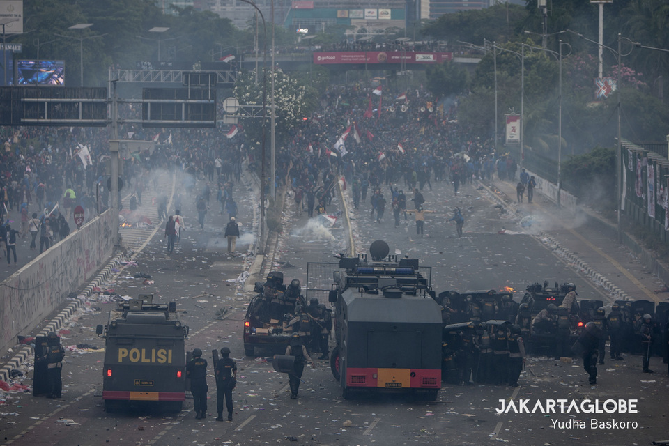 A riot broke out in front of the national legislative complex in Senayan, Central Jakarta, on Tuesday when police clashed with thousands of university students demanding that the House of Representatives halt deliberations on revisions to the Criminal Code Law and the Law on the Corruption Eradication Commission (KPK). (JG Photo/Yudha Baskoro)