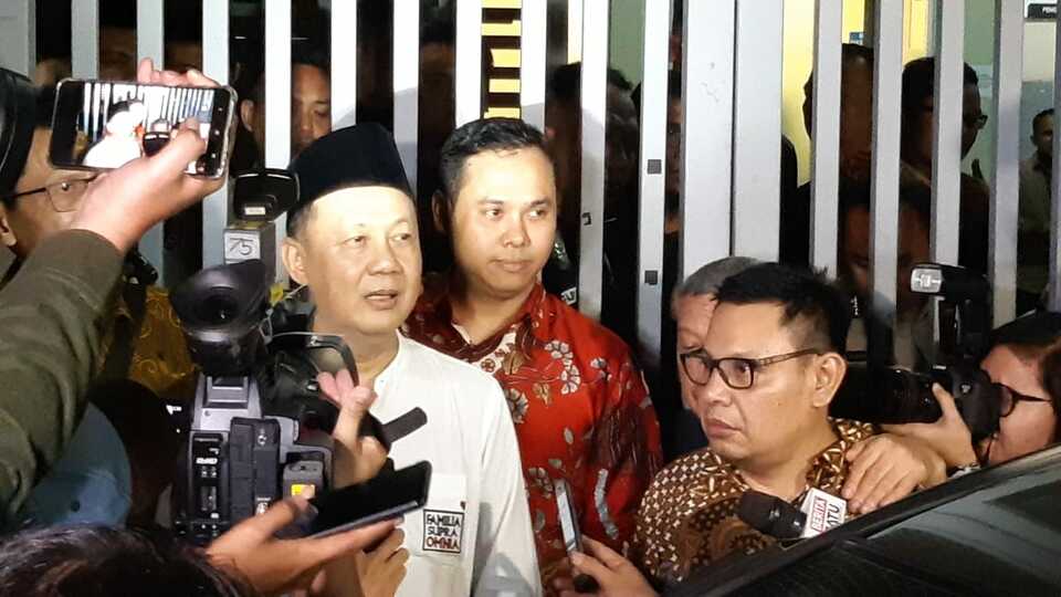 Syafruddin Arsyad Temenggung, second from left, the former head of the Indonesian Bank Restructuring Agency (IBRA), speaks with reporters after his release by the Corruption Eradication Commission (KPK). (Beritasatu Photo/ Fana Suparman)