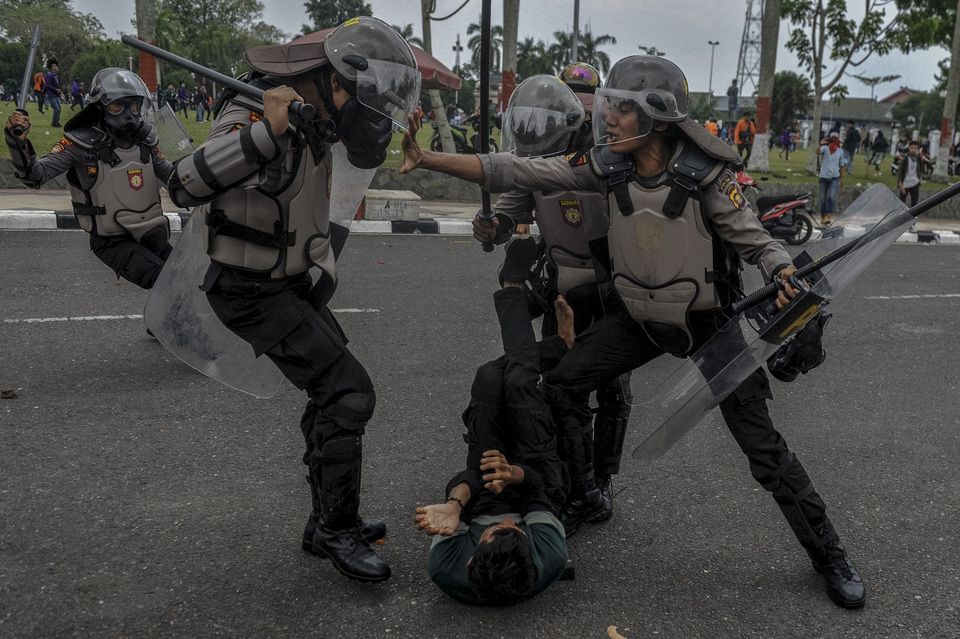 Police officers clashed with university students in Jambi on Monday. (Antara Photo/Wahdi Septiawan)