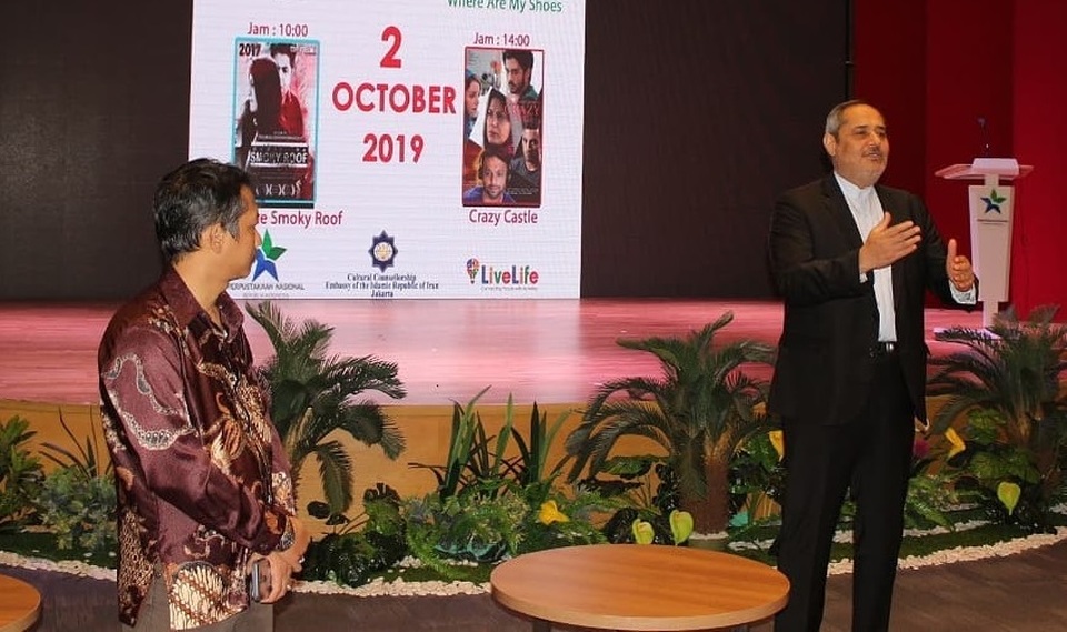 Mehrdad Rakhshandeh, cultural counsellor of the Iranian Embassy, speaks during the opening of the film screening at the National Library theater in Jakarta on Tuesday. (Photo courtesy of Facebook/Iran Cultural Center)