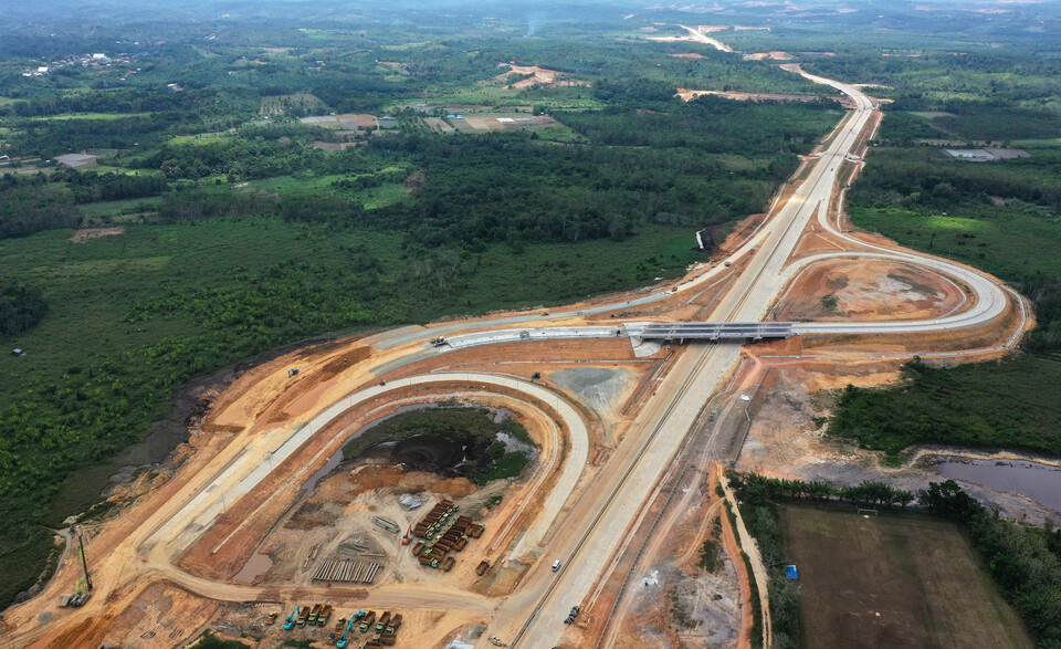 Aerial photo of the Balikpapan-Samarinda toll road construction in Kutai Kartanegara, East Kalimanan – the site of Indonesia's new capital – in August. (Antara Photo/Akbar Nugroho Gumay)
