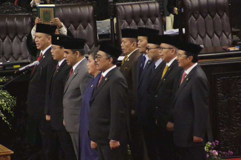 Newly elected People's Consultative Assembly (MPR) Speaker Bambang Soesatyo, left, takes the oath, accompanied by his nine deputies at the national legislative complex in Jakarta on Thursday. (B1 Photo/Ruht Semiono)