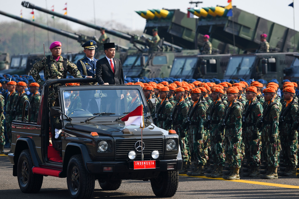 President Joko Widodo inspects troops during a ceremony to celebrate the 74th anniversary of the Indonesian Military at the Halim Perdanakusuma Air Force Base in East Jakarta on Saturday. (Antara Photo/M. Risyal Hidayat)