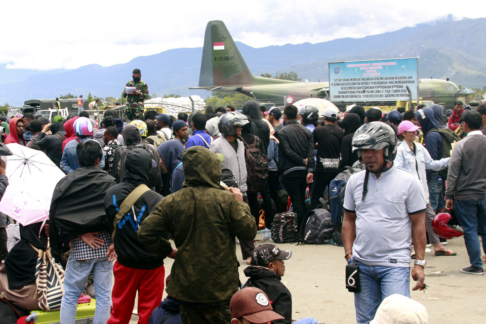 The Indonesian Air Force has confirmed that it is ready to facilitate evacuees' return to Wamena. (Antara Photo/Iwan Adisaputra)