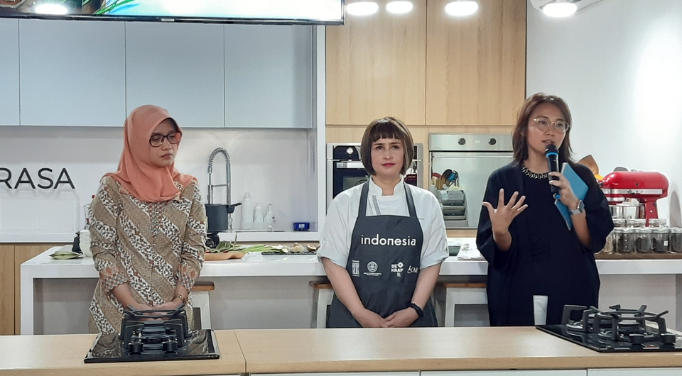 From left, Fauziah Hafidha of Mizan Group, Santhi Serad, co-founder of Aku Cinta Makanan Indonesia, and Laura Prinsloo, chairwoman of the National Book Committee, speak to journalists in Jakarta on Tuesday. (JG Photo/Diana Mariska)