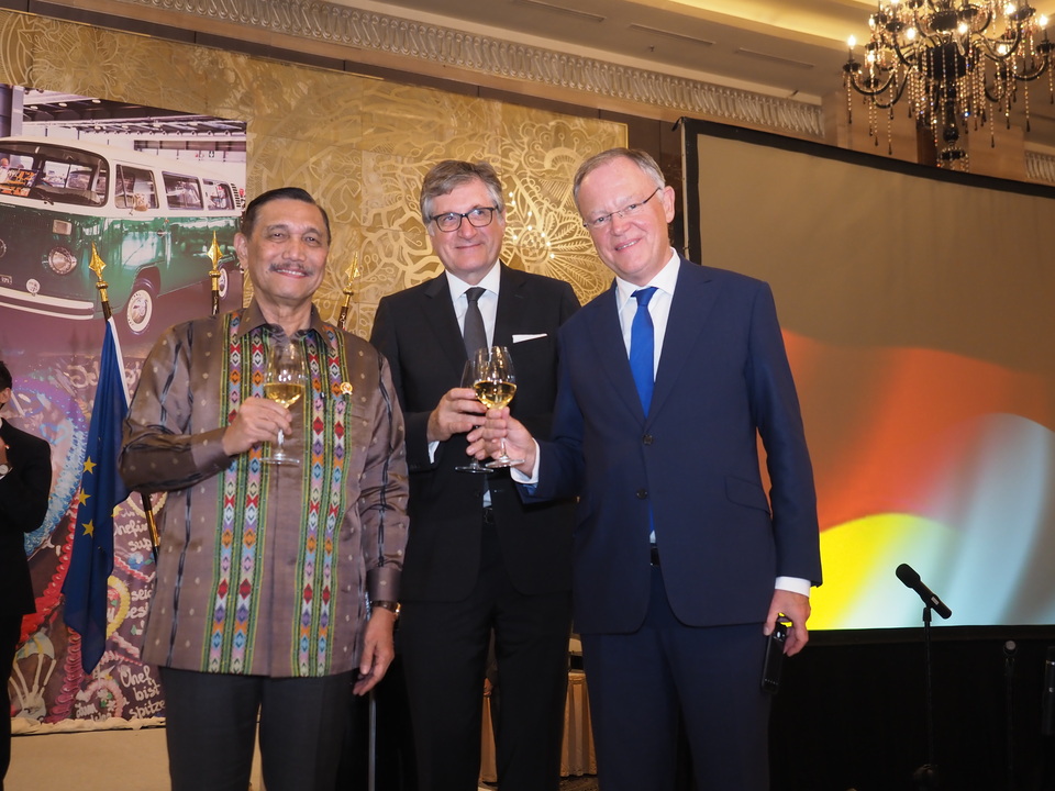 From left, Coordinating Maritime Affairs Minister Luhut Panjaitan, German Ambassador Peter Schoof and Stephan Weil, minister president of Lower Saxony, pose for a photo during an event in Jakarta on Oct. 3 marking the 29th anniversary of German reunification. (The Peak Photo/Suhadi)     