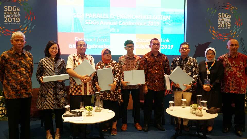 Speakers participating in a parallel session on the blue economy during this year's SDG conference pose for a photo in Jakarta on Tuesday. (Photo courtesy of Bappenas)