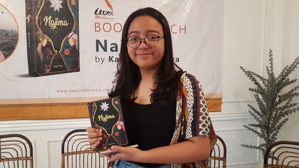 Kanaya N. Ozora launched her first book 'Najima,' a teen sci-fi novel written in English, in Jakarta on Saturday. (JG Photo/Nur Yasmin) 