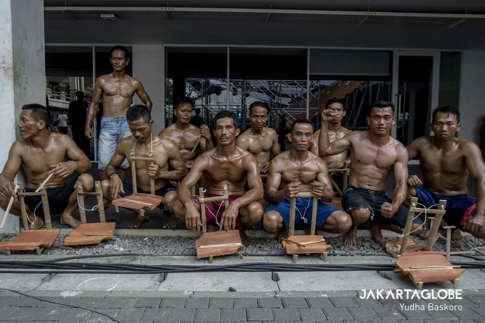 Jebor bodybuilders from Jatiwangi village in West Java at the National Culture Week festival in Jakarta on Tuesday. (JG Photo/Yudha Baskoro)