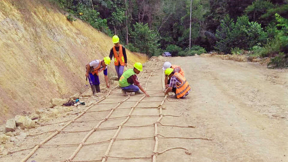 Workers of North Sumatra Hydro Energy build an arboreal crossing to allow orangutans to easily navigate the area around the Batang Toru hydropower plant. (Photo courtesy of NSHE)
