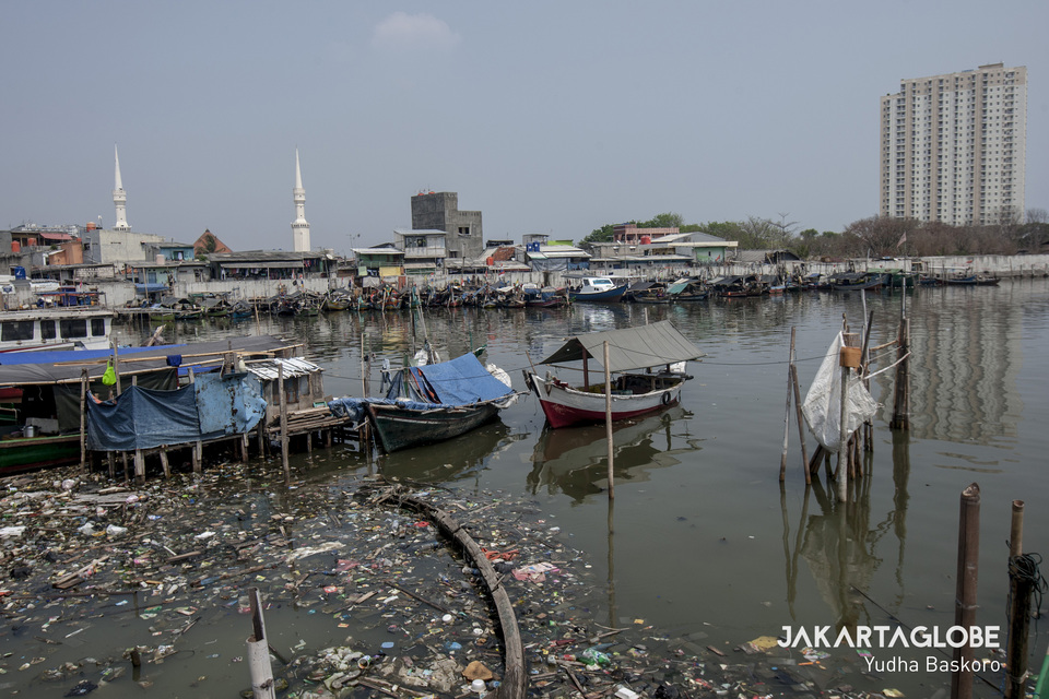 This 2021 file photo shows a plastic waste puddle in Kampung Akuarium residential port which is located behind the kampong residential complex in Penjaringan, North Jakarta on Wednesday. (JG Photo/Yudha Baskoro)