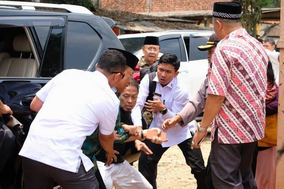 An amateur photo circulating on social media shows the moment Chief Security Minister Wiranto, second from left, is attacked during his visit to Pandeglang, Banten, on Thursday. (B1 Photo)