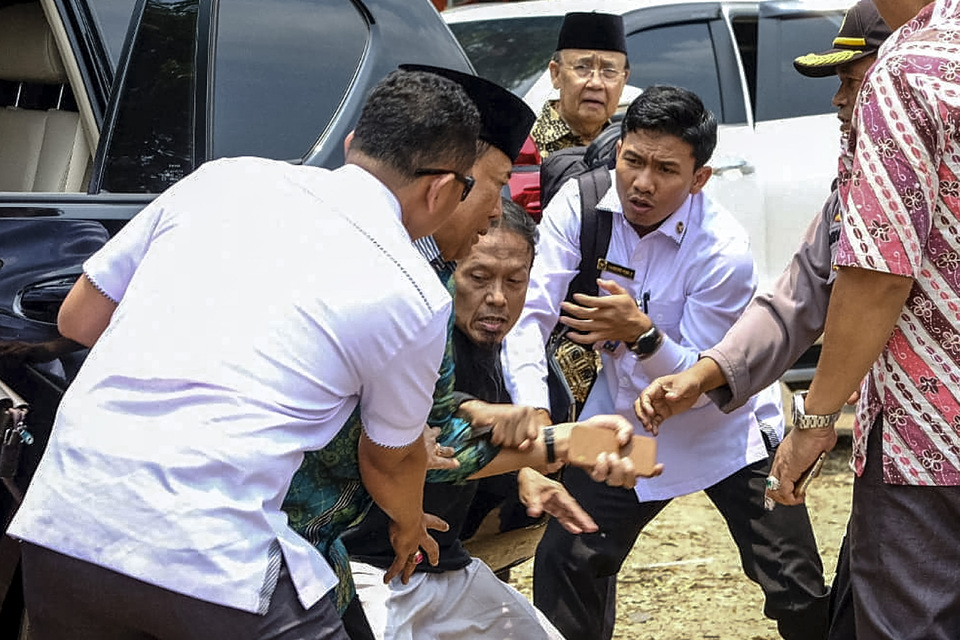 Chief Security Minister Wiranto, second from left, is to undergo surgery after he was stabbed in the abdomen by an alleged militant during a visit to Pandeglang, Banten, on Thursday. (Antara Photo/Police handout)