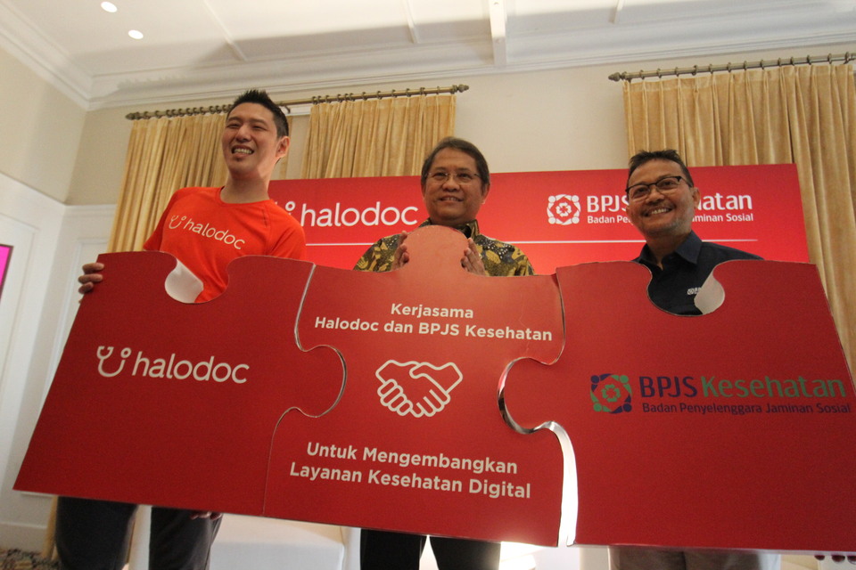 From left, Halodoc chief executive Jonathan Sudharta, Communication and IT Minister Rudiantara, and BPJS Kesehatan's director of information and technology Wahyuddin Bagenda signed the BPJS Kesehatan-Halodoc agreement in Jakarta on Thursday. (Photo courtesy of Halodoc)