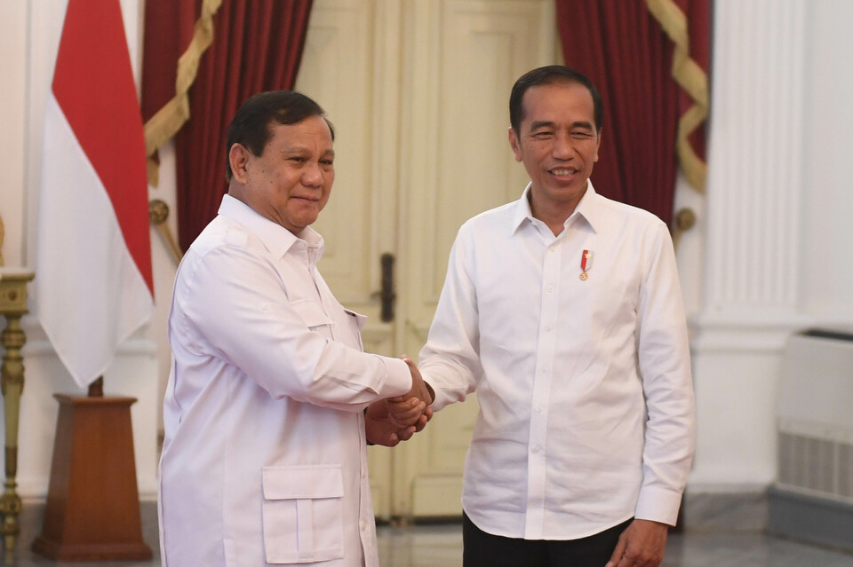 Prabowo Subianto, left, shakes hand with President Joko Widodo at the State Palace in Jakarta in October last year. (Antara Photo/Akbar Nugroho Gumay)
