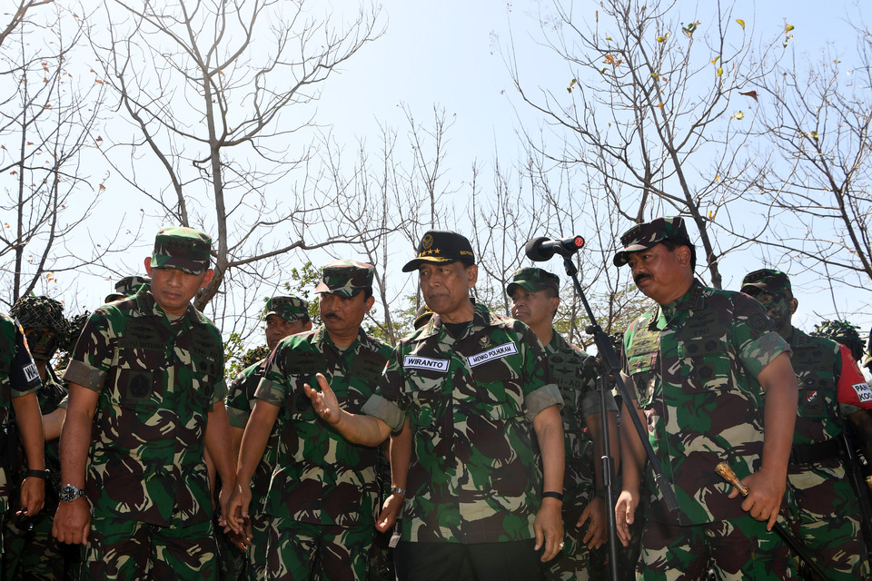 Chief Security Minister Wiranto, center, Indonesian Military (TNI) commander Air Chief Marshal Hadi Tjahjanto, right, and senior officers of the Army, Navy and Air Force witness a joint military training exercise in Situbondo, East Java, in this September 2019 file photo. (Antara Photo/Zabur Karuru)