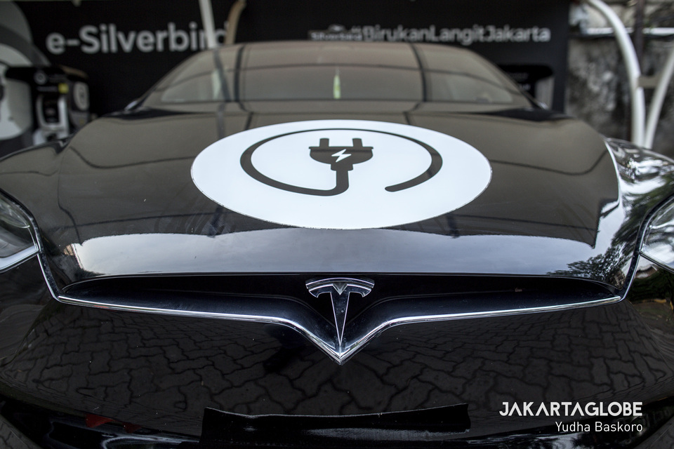 A Tesla Model X 75D electric taxi seen at the Blue Bird Group's headquarters in Mampang, South Jakarta, on Friday. (JG Photo/Yudha Baskoro)