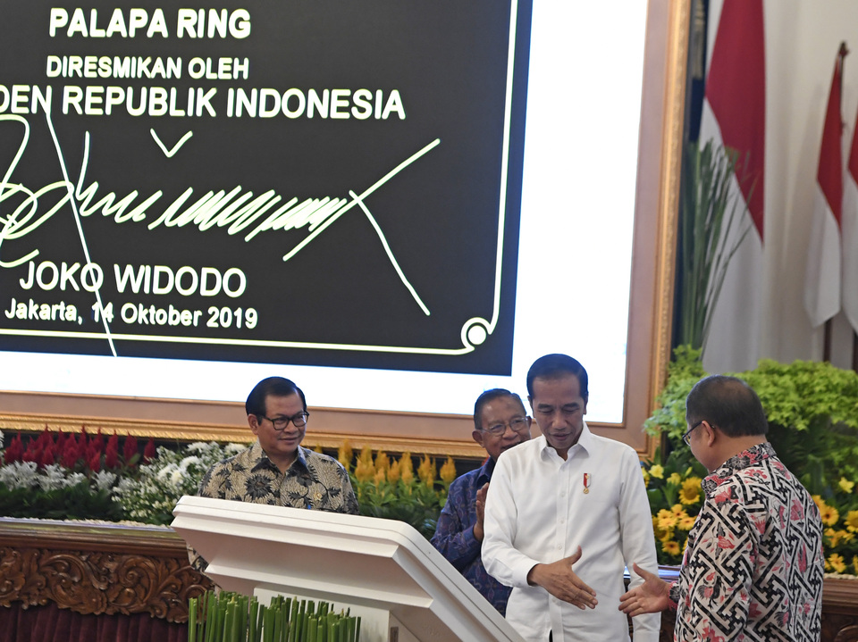 President Joko Widodo shakes hand with Communication and IT Minister Rudiantara at the launch of the Palapa Ring internet network at the State Palace on Monday. (Antara Photo/Puspa Perwitasari).
