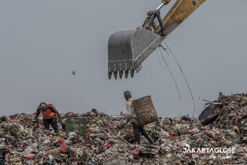 An excavator collects rubbish at Rawa Kucing landfill in Tangerang on Monday. (JG Photo/Yudha Baskoro)
