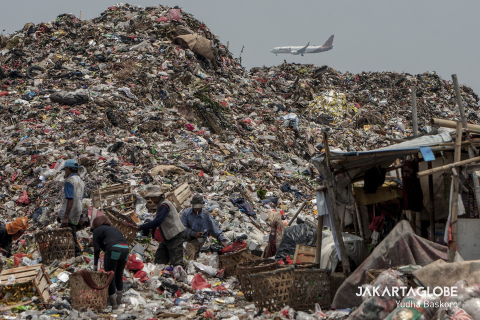 Airplane seen near Rawa Kucing landfill on Monday (14/10). (JG Photo/Yudha Baskoro)