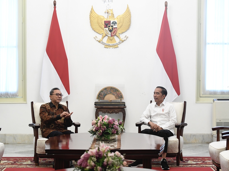 File photo: President Joko Widodo, right, hosts a meeting with National Mandate Party Chairman Zulkifli Hasan at the State Palace in Jakarta on Oct. 14, 2019. (Antara Photo/Puspa Perwitasari)