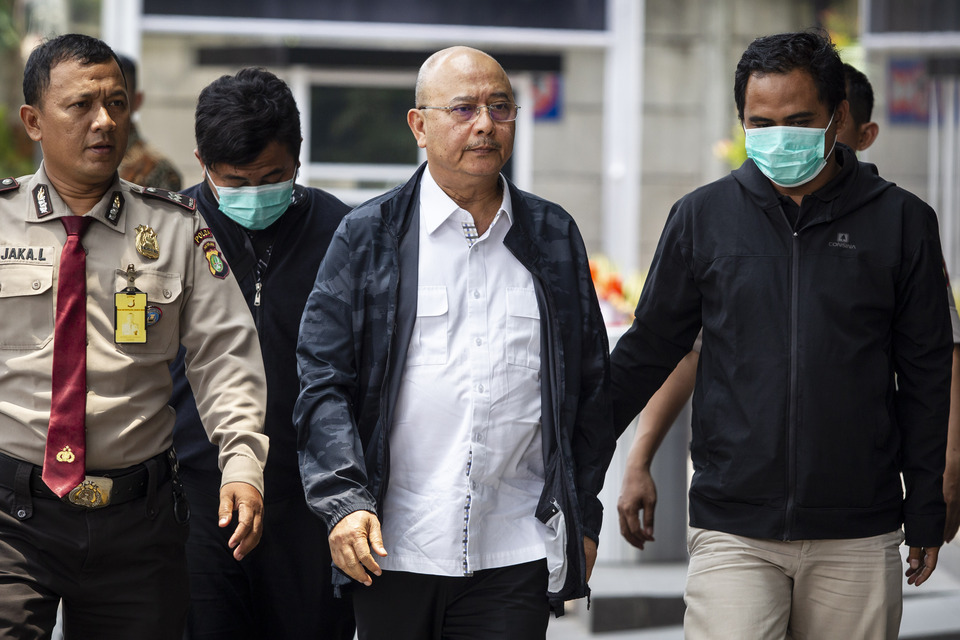 Medan mayor Dzulmi Eldin, center, arrives at the Corruption Eradication Commission (KPK) building in Jakarta on  Wednesday, a few hours after he was arrested and charged for corruption. (Antara Photo/Dhemas Reviyanto)