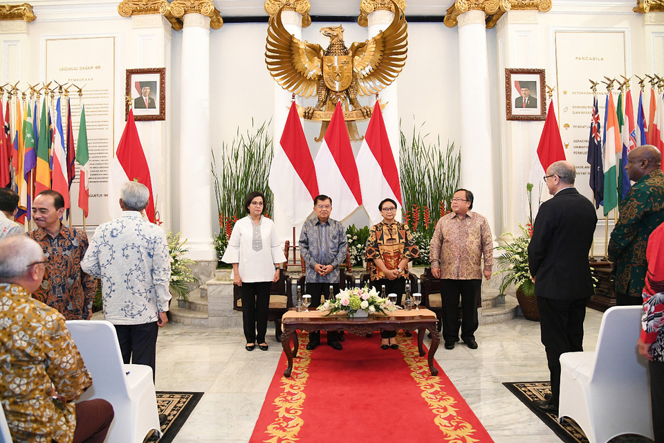 From left, Finance Minister Sri Mulyani Indrawati, Vice President Jusuf Kalla, Foreign Minister Retno Marsudi and the chairman of the National Development Planning Agency, Bambang Brodjonegoro, at the Indonesian AID launch in Jakarta on Friday. (Photo courtesy of the Foreign Affairs Ministry)