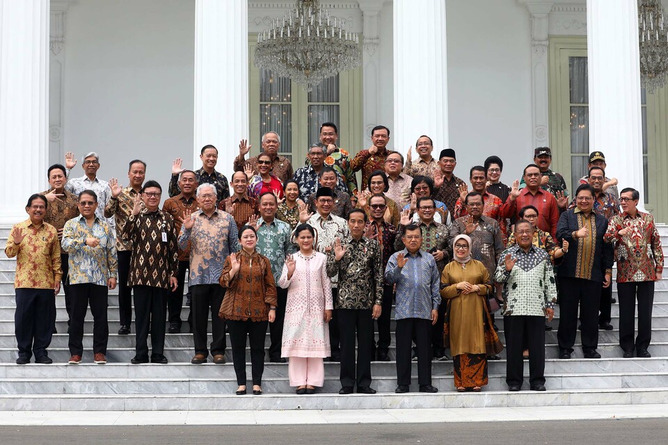 President Joko 'Jokowi' Widodo and Vice President Jusuf Kalla pose for a photo with members of the 2014-2019 cabinet on Friday. (SP Photo/Joanito De Saojoao)