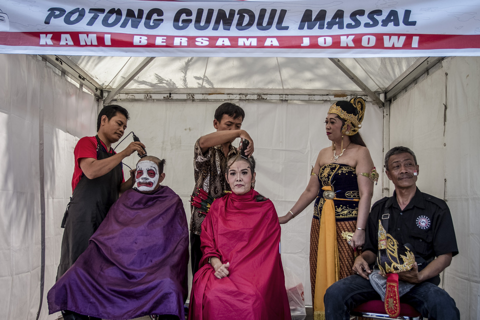 Residents of Solo, Central Java, have their heads shaved during a mass event in celebration of Sunday's presidential inauguration. The act of shaving off their hair is an expression of gratitude for the inauguration of President Joko 'Jokowi' Widodo and Vice President Ma'ruf Amin. The residents of Jokowi's hometown hope Indonesia's new leaders would bring prosperity to the country over the next five years. (Antara Photo/Mohammad Ayudha)