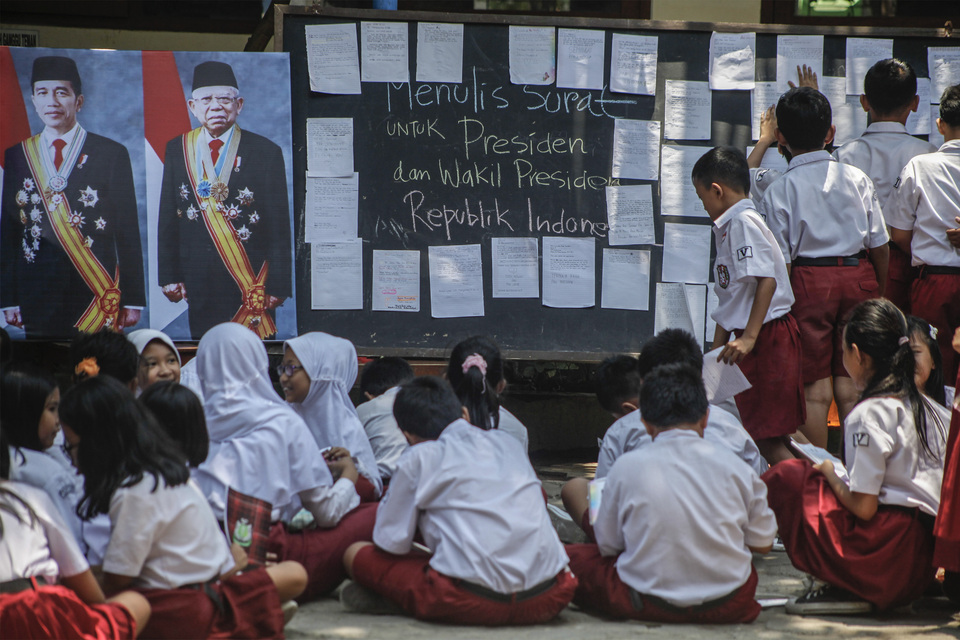 Students of Madyotaman Solo Elementary School in Solo, Central Java, write a letter to President Joko 'Jokowi' Widodo and Vice President Ma'ruf Amin on Tuesday to congratulate them on their inauguration. (Antara Photo/Maulana Surya)