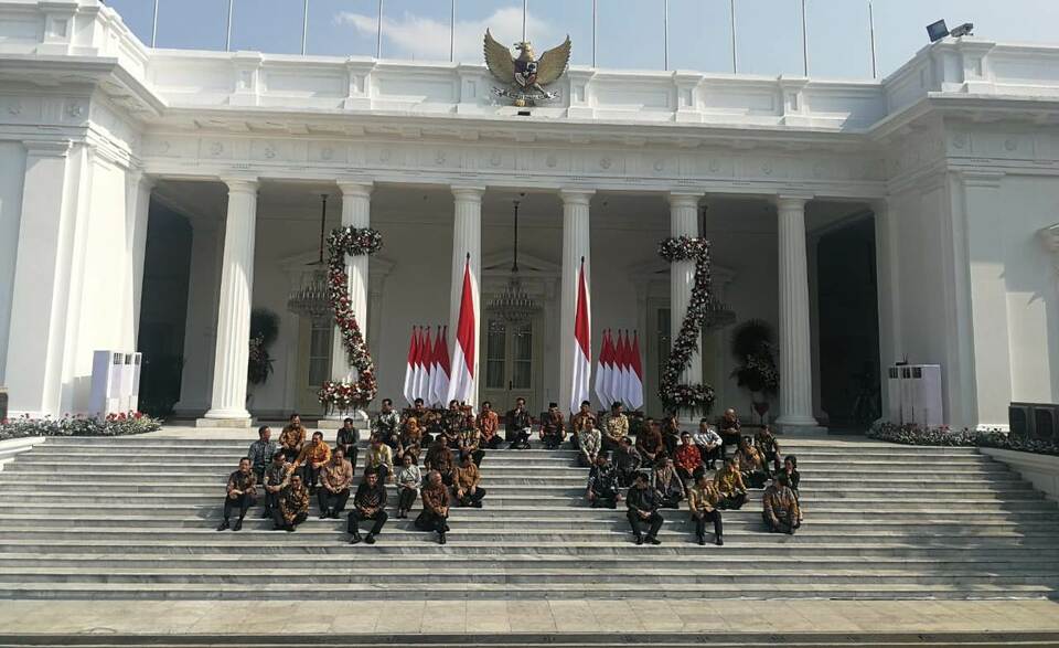 New cabinet members are introduced by President Joko Widodo on the stairs of the State Palace on Oct. 23, 2019. (B1 Photo/Joanito de Saojoao)