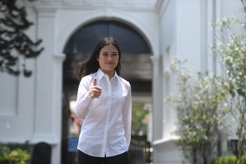 Newly appointed Deputy Tourism and Creative Economy Minister Angela Tanoesoedibjo gives a thumbs up after a meeting with President Joko 'Jokowi' Widodo at the State Palace in Central Jakarta on Friday. (Antara Photo/Akbar Nugroho Gumay)