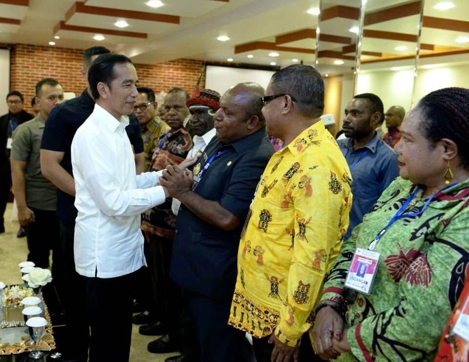 President Joko 'Jokowi' Widodo meets with provincial government officials, tribal leaders and other dignitaries in Wamena, Papua, on Monday. (Photo courtesy of the Presidential Staff Office)