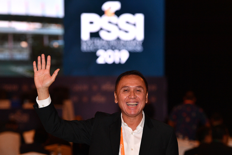 Mochamad Iriawan waves to journalists after he is elected chairman of the Indonesian Football Association (PSSI) during a congress in Jakarta on Saturday. (Antara Photo/Sigid Kurniawan)