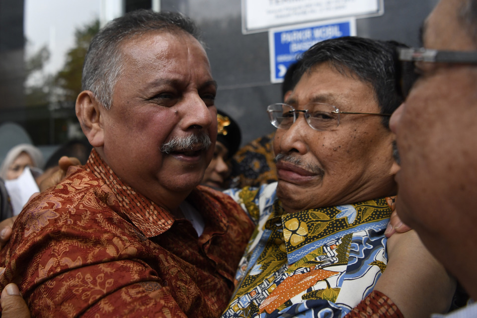 Sofyan Basir, left, former president director of state utility firm Perusahaan Listrik Negara (PLN), is embraced by a relative after the Jakarta Anti-Corruption Court acquitted him on Monday of all charges related to his alleged involvement in bribery in the Riau-1 coal-fired power plant project. (Antara Photo/Puspa Perwitasari)