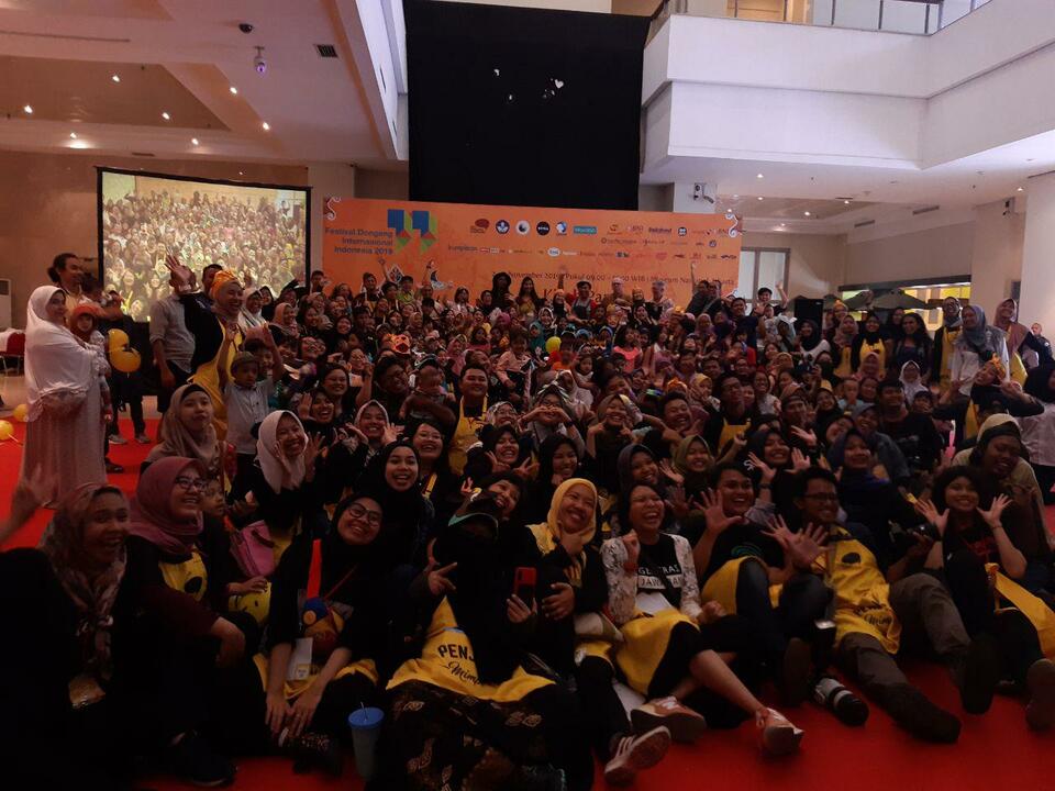 Selfie time for the storytellers, audience and organizers of Indonesia's Storytelling Festival on Sunday. (JG Photo/Jayanty Nada Shofa)