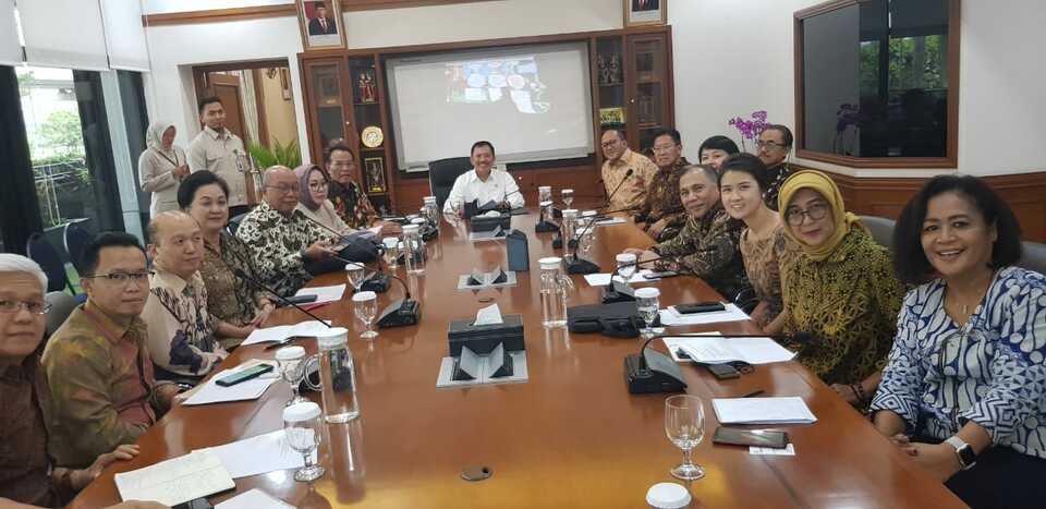 Health Minister Terawan Agus Putranto, center, hosts a meeting with representatives of the Indonesian Chamber of Commerce and Industry and hospital associations at his office in South Jakarta on Monday. (B1 Photo/Primus Dorimulu)