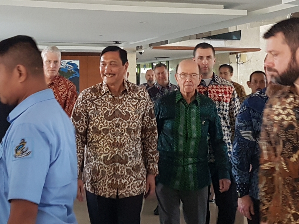 Coordinating Minister of Maritime Affairs Luhut Binsar Panjaitan, left, and US Secretary of Commerce Wilbur Ross in Jakarta on Wednesday. (JG Photo/Nur Yasmin)