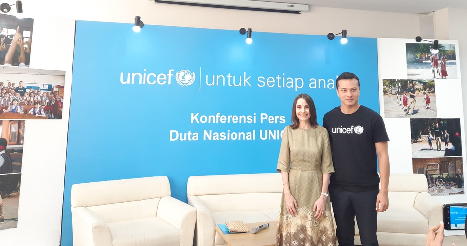 Unicef country representative Debora Comini, left, and actor Nicholas Saputra at the announcement of his new role as a goodwill ambassador for sanitation in Jakarta on Monday. (JG Photo/Diana Mariska)