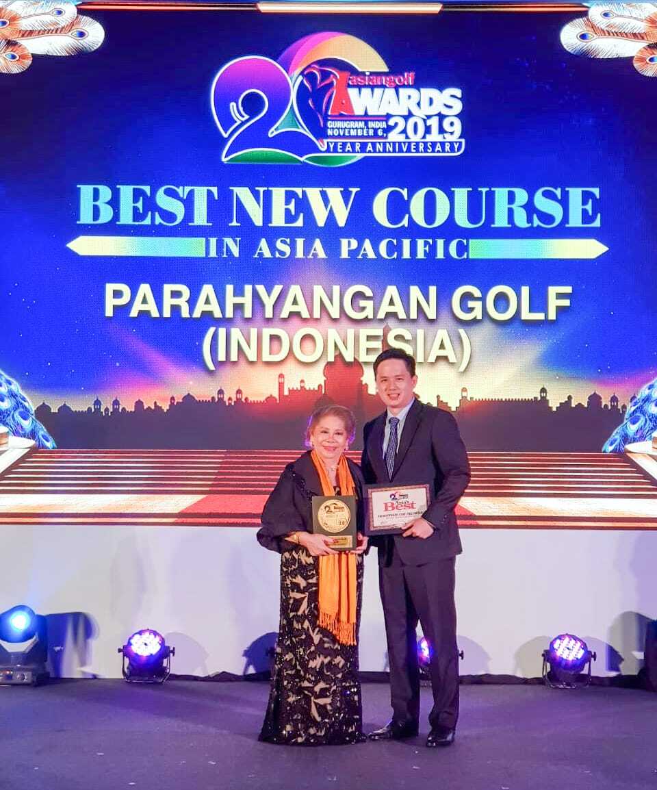 Asia Pacific Golf Group president Angela Raymond hands over the Best New Course in Asia-Pacific 2019 award to Parahyangan Golf Bandung's Daniel Huang in Gurugram, India. (Photo courtesy of Parahyangan Golf Bandung).