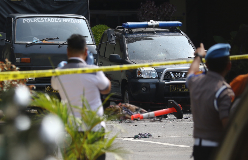 File photo: A policeman stands guard at the Medan Metropolitan Police headquarters after a suicide bombing attack at the scene on Nov. 13, 2019. (Antara Photo/Irsan Mulyad)