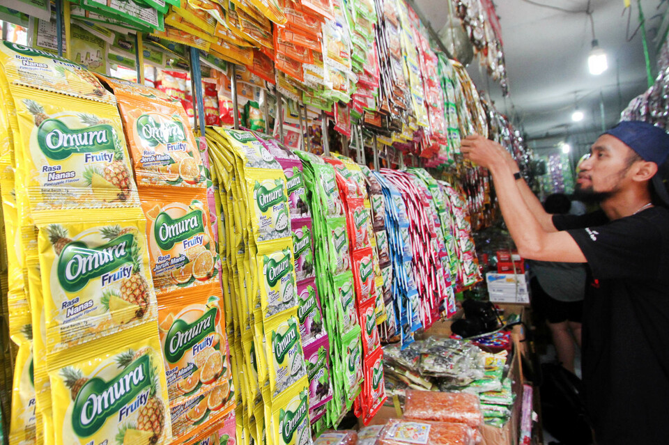 Indonesians have grown accustomed to instant sugary drinks sold in small packages. (Antara Photo/Yulius Satria Wijaya)