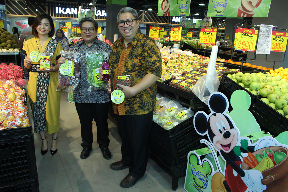 Aprindo Chairman Roy N. Mandey, right, with Danny Kojongian, Matahari Putra Prima's corporate secretary, center, and Irene Koloway, a senior manager at The Walt Disney Indonesia, pose for a photograph with Disney-branded products at a Hypermat store in Tangerang, Banten. (B1 Photo/Emral Firdiansyah)