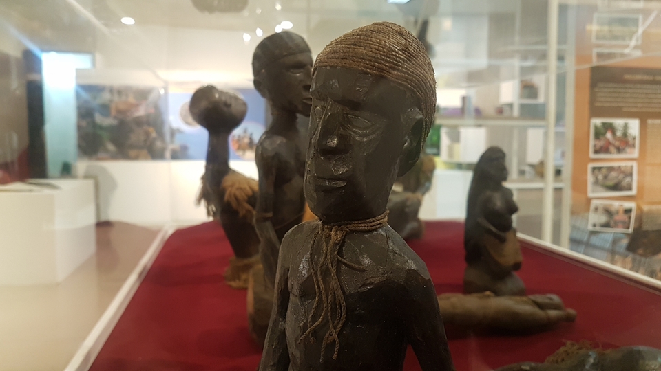 Papuan statues on display in The Diversity of Papuan Culture exhibition at Sarinah Mall in Central Jakarta on Monday. (JG Photo/Nur Yasmin)