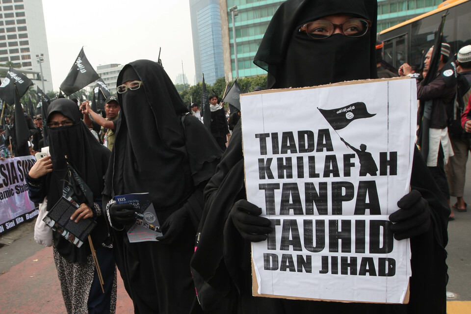 Women sympathizers of the Islamic State held a demonstration in Jakarta in support of the terrorist group in 2014. (JG Photo/Safir Makki) 