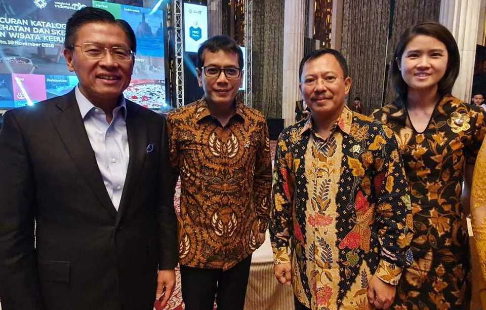 From left, James Riady, the deputy chairman of health and education at the Indonesian Chamber and Commerce and Industry, Health Minister Terawan Agus Putranto, Tourism and Creative Economy Minister Whisnutama and Caroline Riady, deputy president director of Siloam Hospitals International at the event on Tuesday. (B1 Photo)