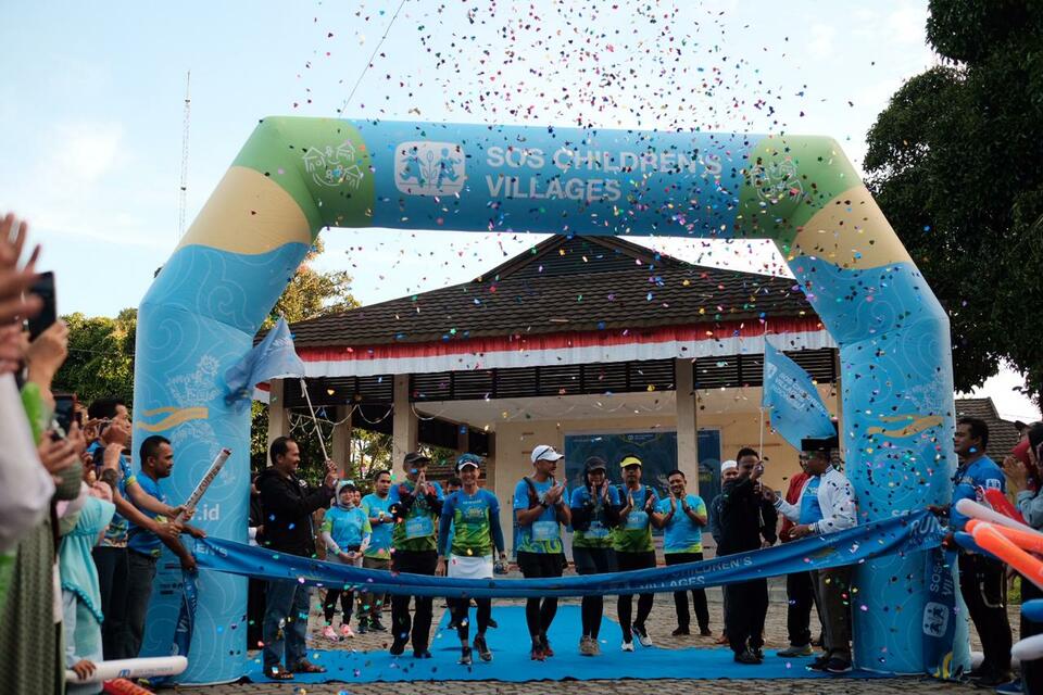 Five Run to Care runners start their four-day ultramarathon in Meulaboh, Aceh, on Monday. (Photo courtesy of SOS Children's Villages Indonesia)