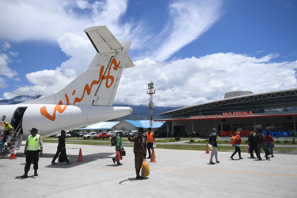 Passengers get off the Wings Air plane departing from Jayapura in Wamena Airport, Papua on Oct. 8. 2019. (Antara Photo/M Risyal Hidayat)